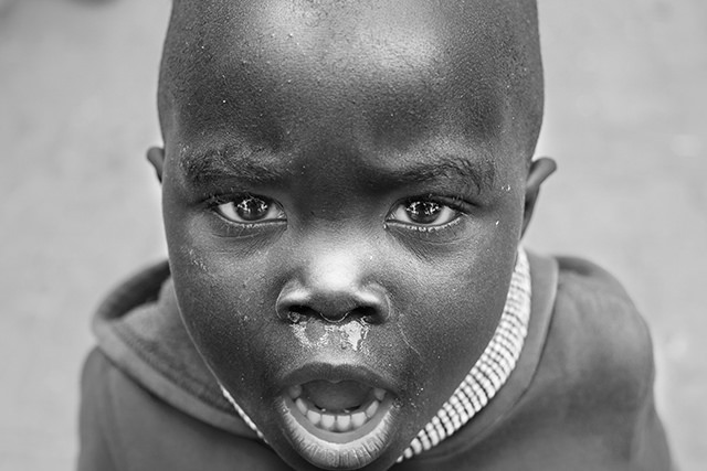 retrato de niño himba, fotografía en blanco y negro Namibia. 