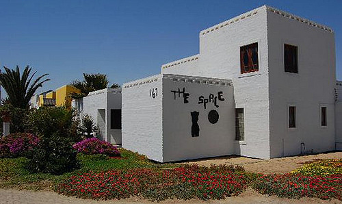 alojamientos con encanto en Namibia. Fachada sobria, en blanco radiante, cubista, minimalista... 