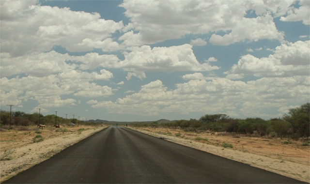 Carretera solitaria asfaltada en Namibia.