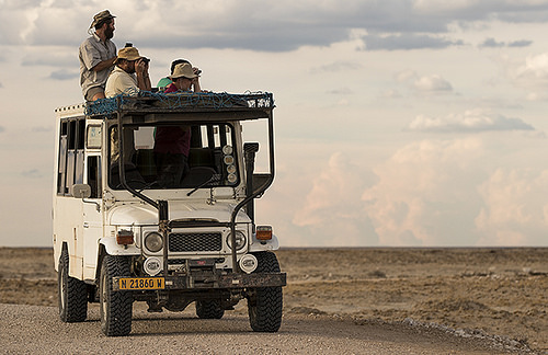 turistas avistando desde el techo de un antiguo Land cruiser 4x4. En Namibia. CVT