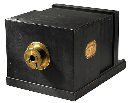 440px-Susse_Frére_Daguerreotype_camera_1839