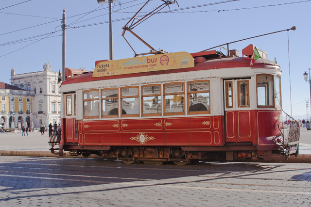 tranvia lisboeta invierno soleado