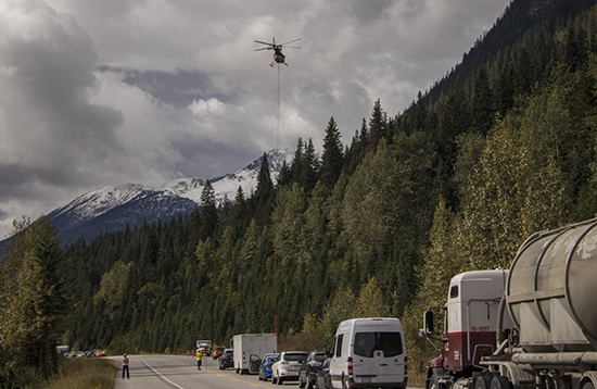 Helicóptero transportando materiales en las carreteras de Canadá