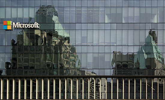 Reflejo del hotel Fairmont en la fachada de Microsoft, Vancouver, Canadá