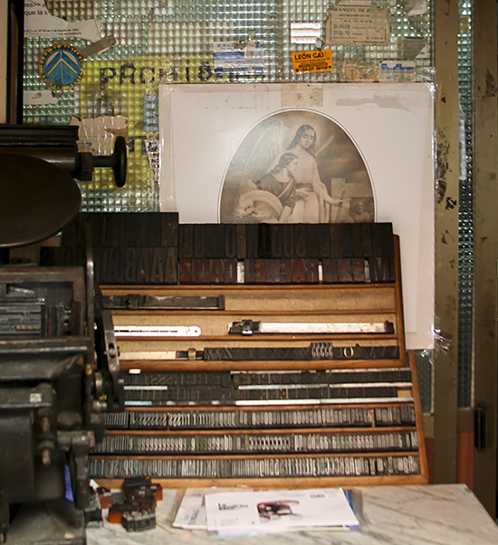 Expositor de vieja imprenta