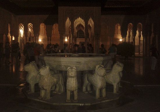 Fotografía nocturna Patio de Los Leones la Alhambra Granada