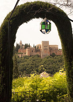 Vistas de la Alhambra desde el carmen de la Victoria en el barrio del Albaicín
