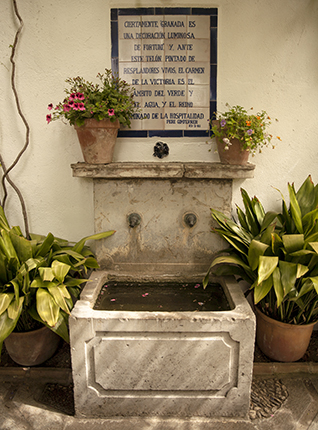fuente del carmen de la Victoria en el barrio del Albaicín Granada