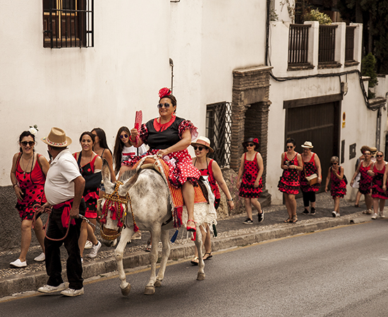 comitiva flamenca paseando por el barrio del Albaicín en Granada