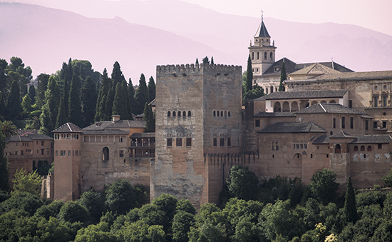 Vistas de la Alhambra desde el mirador de San Nicolás en el barrio del Albaicín 