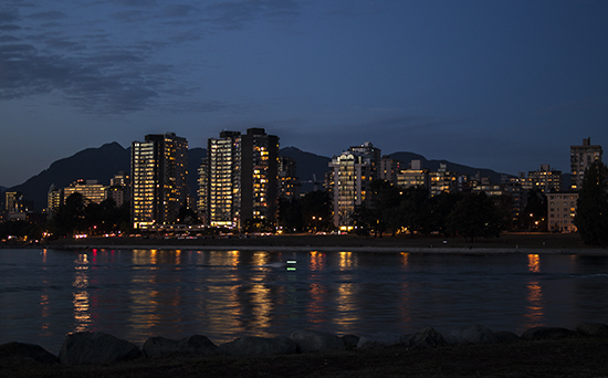 sky line Vancouver al anochecer