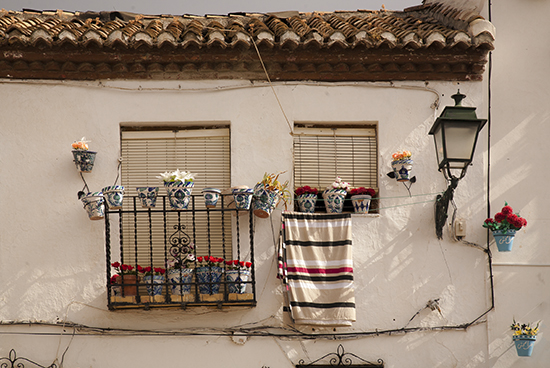 Fachada blanca en el granadino barrio del Albaicín