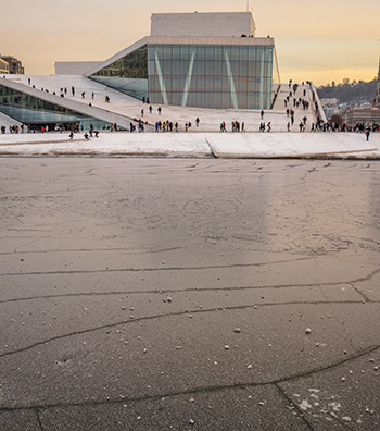 mar helado y vistas del edificio de la ópera en Oslo