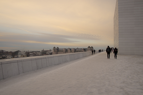 Edificio de la Opera Oslo nevado