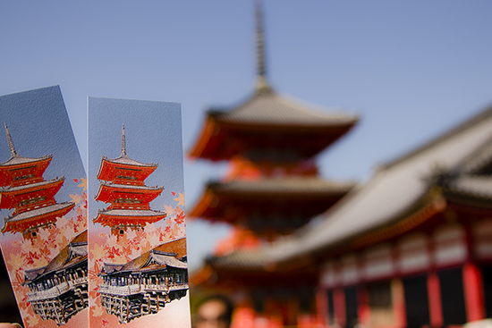 dos entradas a la pagoda en primer plano y al fondo la pagoda 