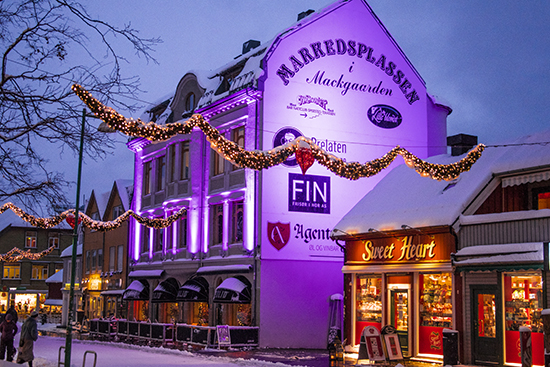 calle principal de Tromso iluminada en Navidad