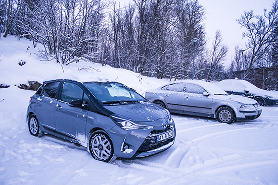 coches aparcados en la nieve 