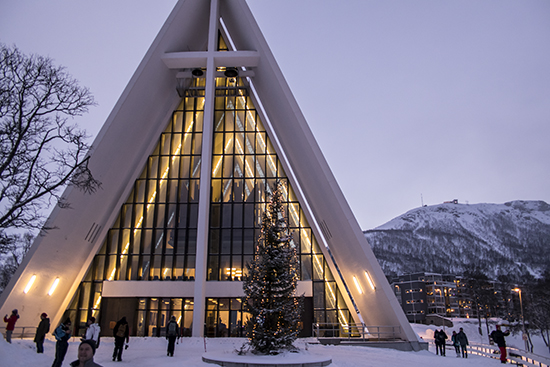 catedral de tromso, piramidal, rodeada de nieve