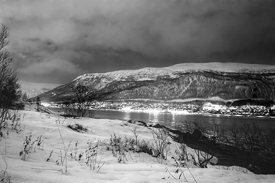 Foto en blanco y negro de un nevado Tromso 