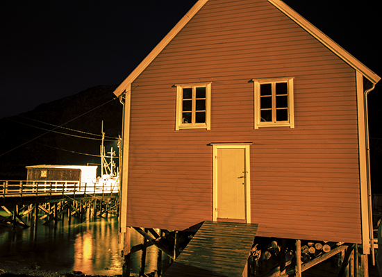 foto nocturna, puerto, casa de madera amarilla