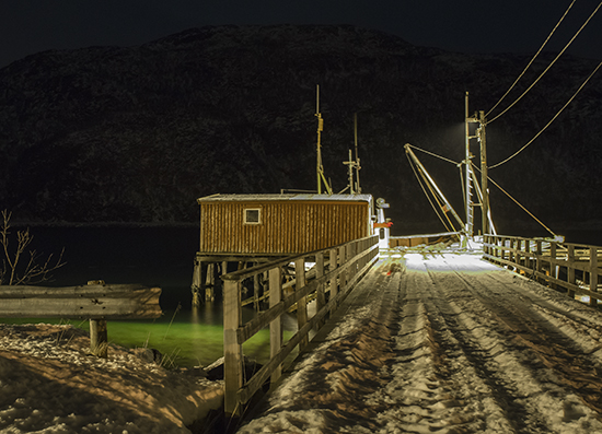 Foto nocturna puerto a las afueras de Tromso