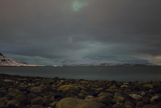 Tromso nublado en invierno, aurora débil