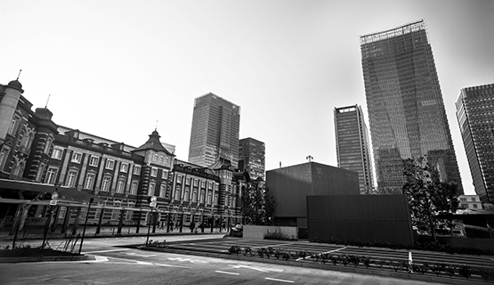 Estación de tren Tokyo, foto en blanco y negro