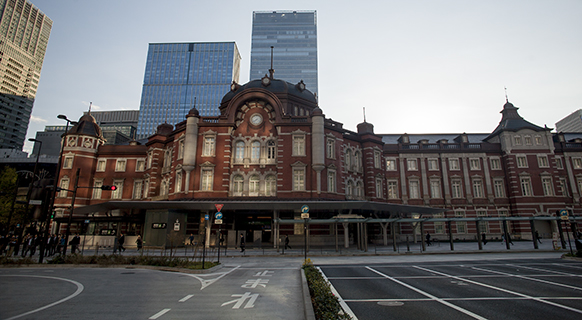 Fachada exterior de Tokyo Station, foto color