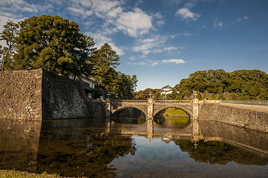 Foso, puente, reflejos, día azul