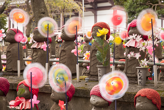 Detalle pequeñas esculturas y molinillos de viento en movimiento
