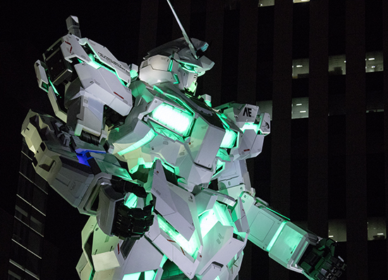 Gundam foto nocturna, luz verde