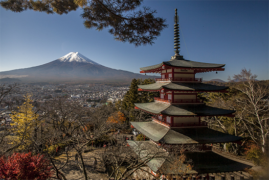 vistas del monte fuji con pagoda chureito en noviembre