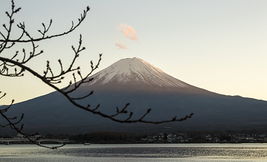 atardecer Fuji en otoño en Kawaguchiko lake Japón
