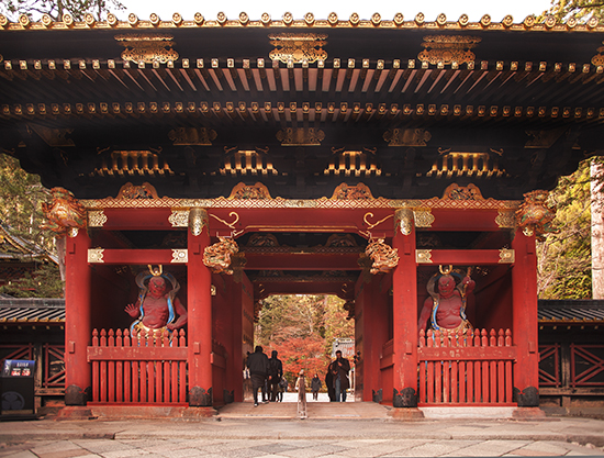 Entrada al templo custodiada por esculturas gigantes.