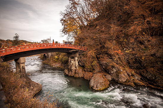 Puente rojo y río en Nikko