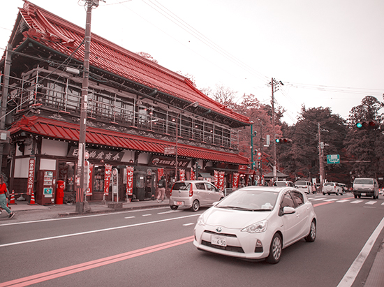 Una calle cualquiera con tráfico en Japón