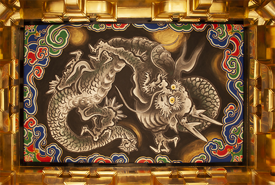 detalle dragón pintado en techo 