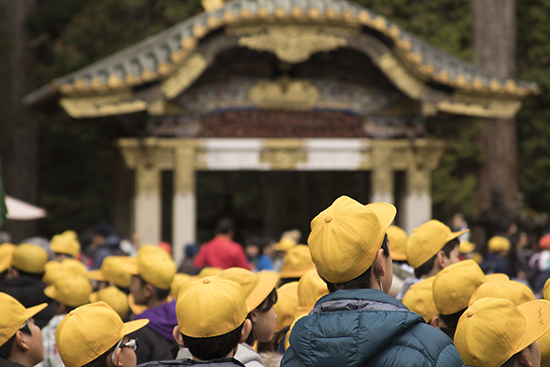 alumnos con gorras amarillas visitando el templo de Nikko