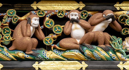 friso con los monos que representan el : No ver, No oir, Callar. 