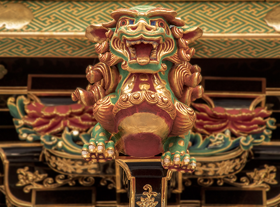 Detalle dragón dorado, rojo y verde