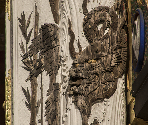 Puerta blanca, dragón de madera color natural