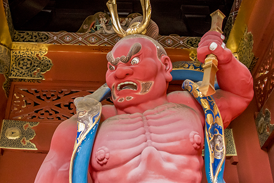 Detalle guardián rojo de la puerta Niomon