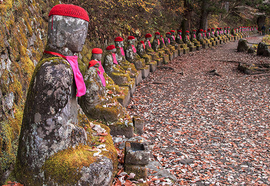 Fila de esculturas de piedra