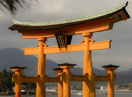 Detalle torii rojo Miyajima island