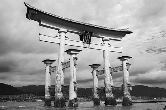 torii Miyajima island black and white