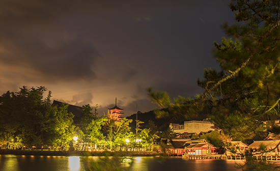 Miyajima de noche iluminada Japon