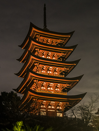 pagoda iluminada Miyajima island Japon