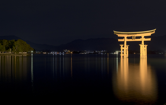 torii iluminado Miyajima Japon