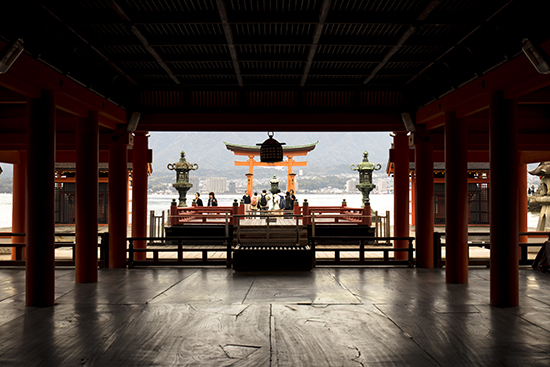 vista del tori desde santuario Miyajima Japon