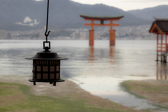 vista del torii desde santuario Miyajima Japon